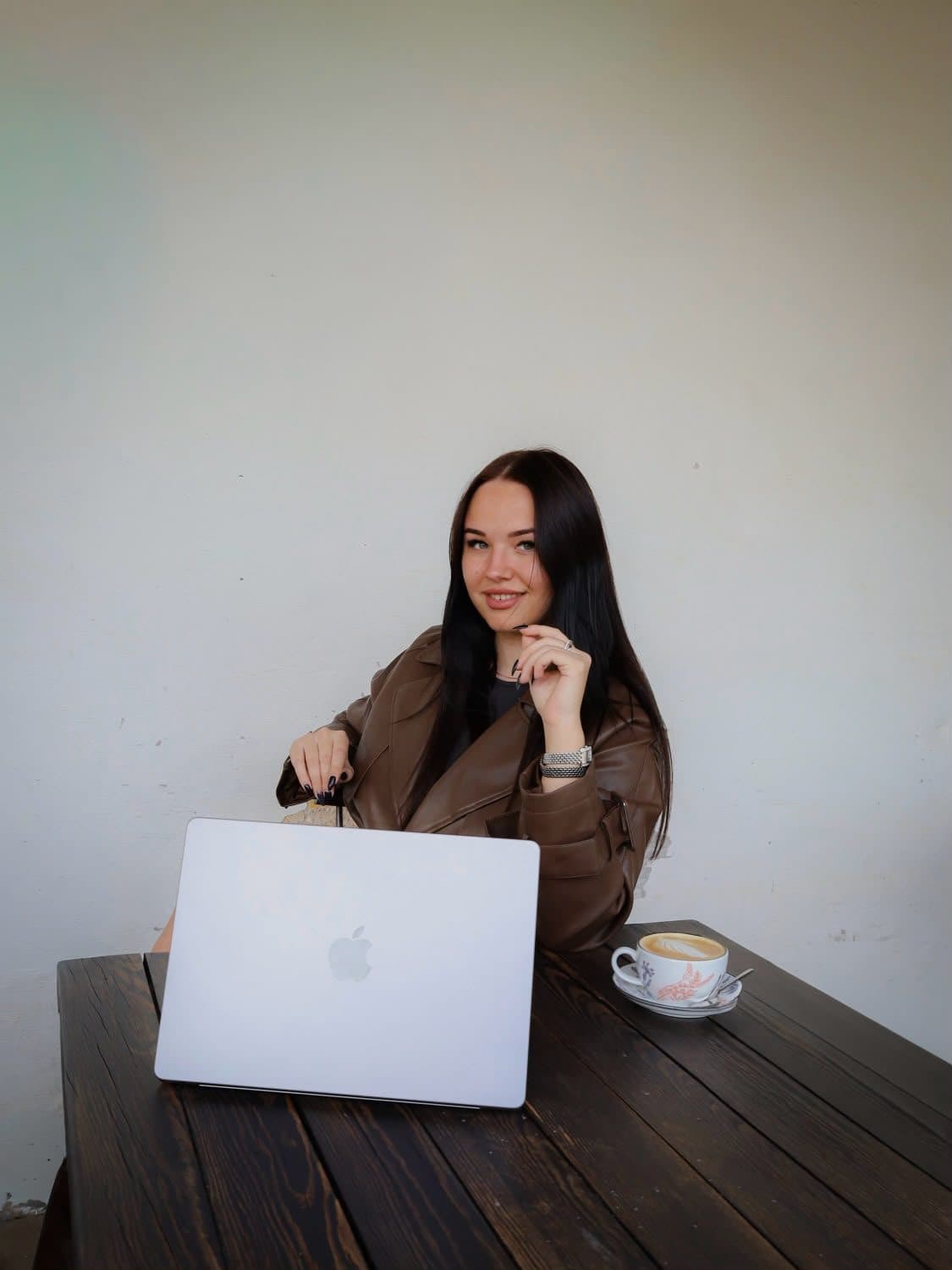 RORA Beauty pie koka galda ar klēpjdatoru un kafijas tasi